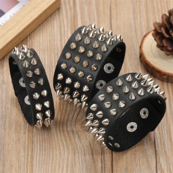 Bracelet clouté cuir véritable noir - 2 à 4 rangées de clous Bracelet clouté cuir véritable noir - 2 à 4 rangées de clous.