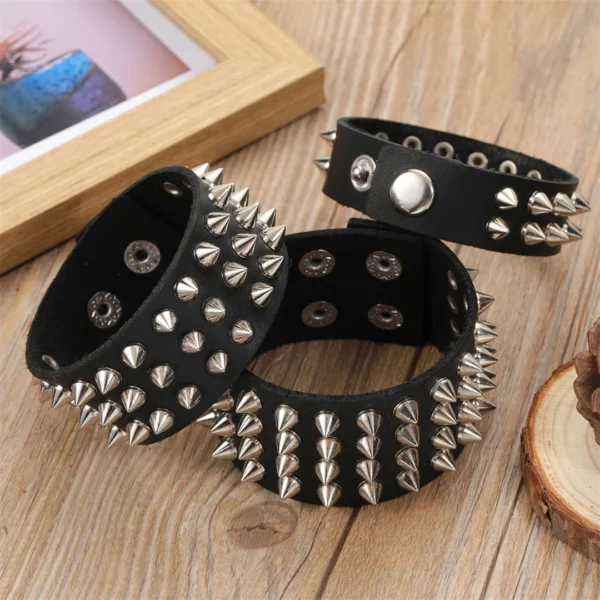 Bracelet clouté en cuir véritable - 2 à 4 rangées de clous - style punk, métal, goth ou biker Bracelet clouté en cuir véritable - 2 à 4 rangées de clous - style punk, métal, goth ou biker.