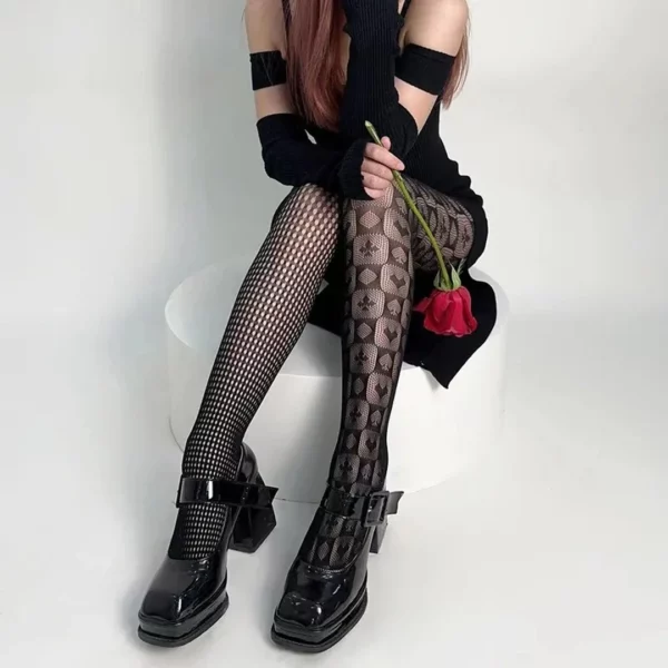 Collants Résille Dépareillés à Symboles de Cartes ♠ ♥ ♦ ♣ en Polyester Extensible Collants Résille Dépareillés à Symboles de Cartes ♠ ♥ ♦ ♣ en Polyester Extensible.