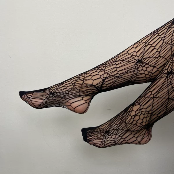 Collants Résille Noirs à Motif Toile d’Araignée et Araignées avec Renforts Anti-Filage Collants Résille Noirs à Motif Toile d’Araignée et Araignées avec Renforts Anti-Filage.