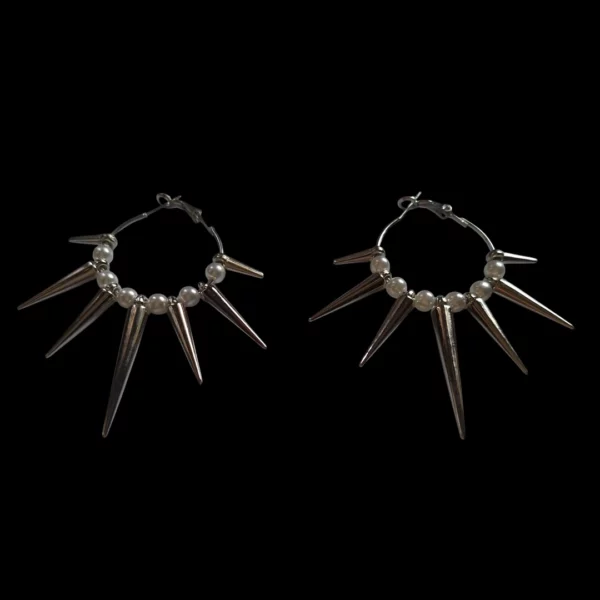 Créoles Cloutées à Perles Blanches Style Punk Créoles Cloutées à Perles Blanches Style Punk.