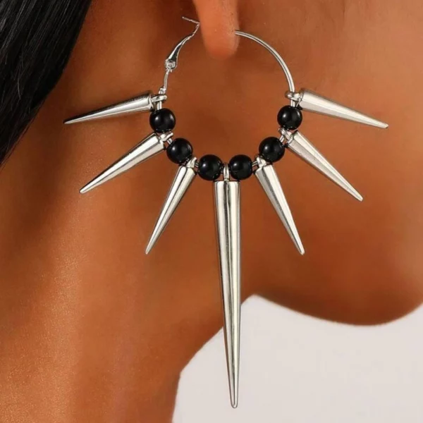 Femme Punk portant des Créoles Cloutées à Perles Noires Femme Punk portant des Créoles Cloutées à Perles Noires.