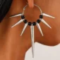 Femme Punk portant des Créoles Cloutées à Perles Noires.