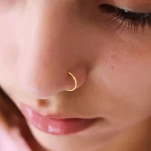 Femme avec un Piercing Narine Anneau Clicker en Titane ASTM-F136.