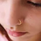 Femme avec un Piercing Narine Anneau Clicker en Titane ASTM-F136.
