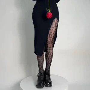 Femme portant des Collants Résille Dépareillés à Symboles de Cartes ♠ ♥ ♦ ♣.
