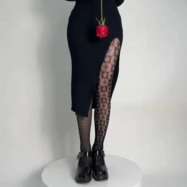 Femme portant des Collants Résille Dépareillés à Symboles de Cartes ♠ ♥ ♦ ♣ Femme portant des Collants Résille Dépareillés à Symboles de Cartes ♠ ♥ ♦ ♣.