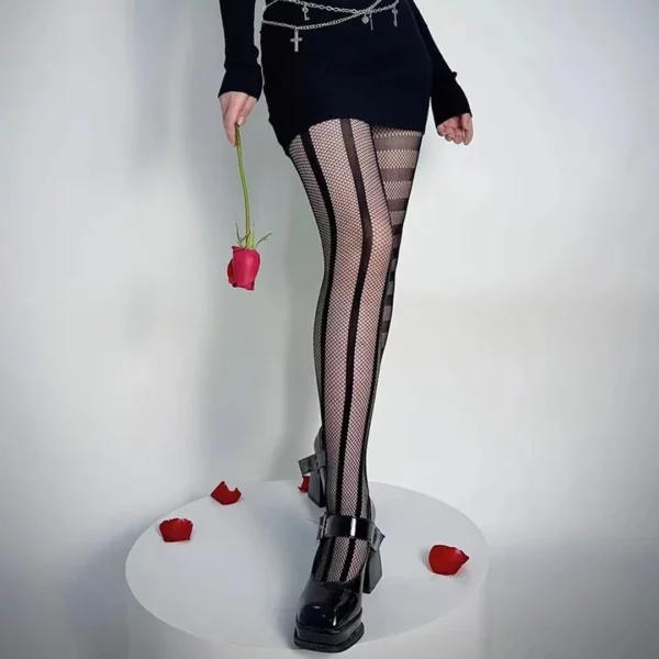Femme portant des Collants Résille Noirs à Rayures Asymétriques Femme portant des Collants Résille Noirs à Rayures Asymétriques.
