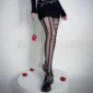 Femme portant des Collants Résille Noirs à Rayures Asymétriques.