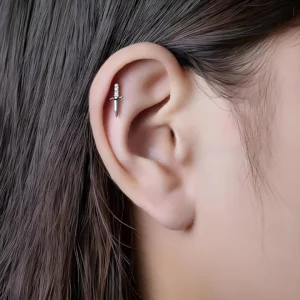 Femme portant un Piercing Poignard Scintillant au Flat.