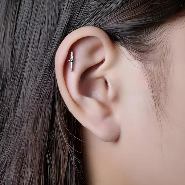 Femme portant un Piercing Poignard Scintillant au Flat Femme portant un Piercing Poignard Scintillant au Flat.