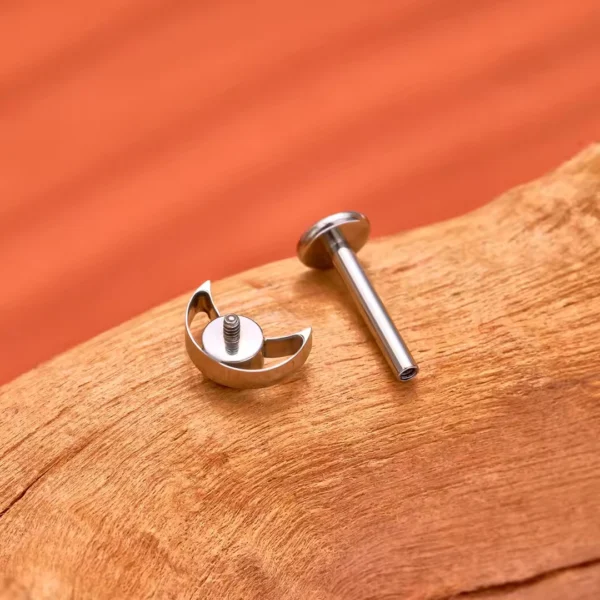 Piercing Croissant de Lune Ajouré à Zircon Serti - Titane ASTM-F136 & Filetage Interne Piercing Croissant de Lune Ajouré à Zircon Serti - Titane ASTM-F136 & Filetage Interne.