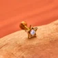 Piercing Étoile Ajourée à Zircon Serti (titane ASTM-F136 anodisé doré).