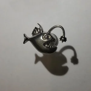 Piercing Labret Poisson Lanterne Titane - Filetage Interne (variante orientée vers la droite).