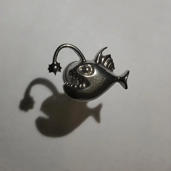 Piercing Labret Poisson Lanterne Titane - Filetage Interne (variante orientée vers la gauche) Piercing Labret Poisson Lanterne Titane - Filetage Interne (variante orientée vers la gauche).