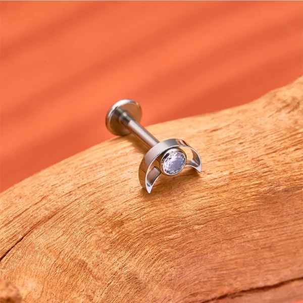 Piercing Labret Titane ASTM-F136 de couleur Gris Argenté en forme de Croissant de Lune Ajouré à Zircon Serti Piercing Labret Titane ASTM-F136 de couleur Gris Argenté en forme de Croissant de Lune Ajouré à Zircon Serti.