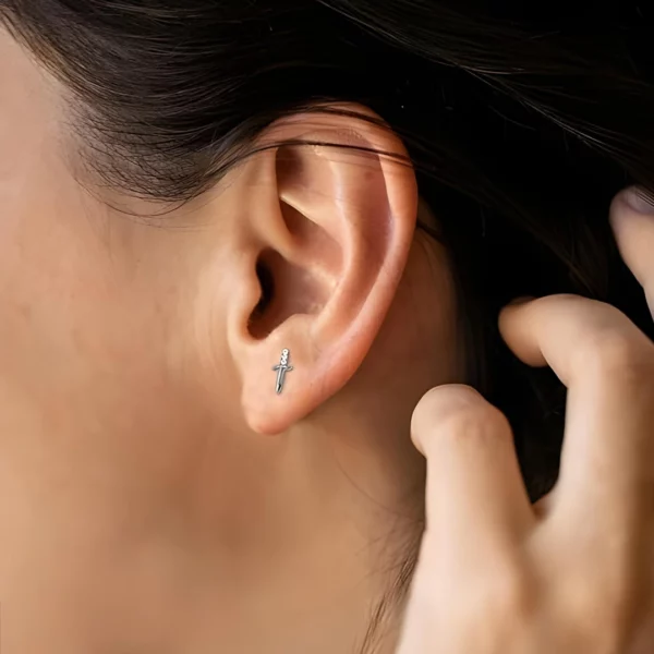 Piercing Poignard Scintillant - Labret Titane & Zircons porté au Lobe Piercing Poignard Scintillant - Labret Titane & Zircons porté au Lobe.