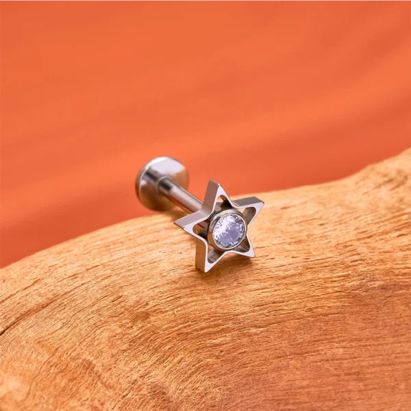 Piercing Tige Labret en Titane à Étoile Ajourée avec Zircon Cubique Serti Piercing Tige Labret en Titane à Étoile Ajourée avec Zircon Cubique Serti.