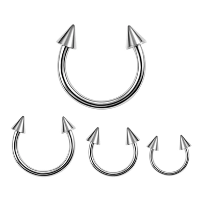Piercing de type anneau ouvert (fer à cheval).