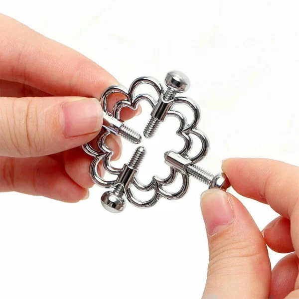 Faux Piercing Téton Ajustable par Vis de Serrage à Motif Floral Faux Piercing Téton Ajustable par Vis de Serrage à Motif Floral.