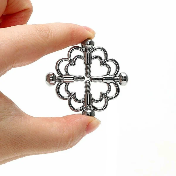 Faux Piercing Téton Unisexe et Ajustable à Motif Floral Faux Piercing Téton Unisexe et Ajustable à Motif Floral.