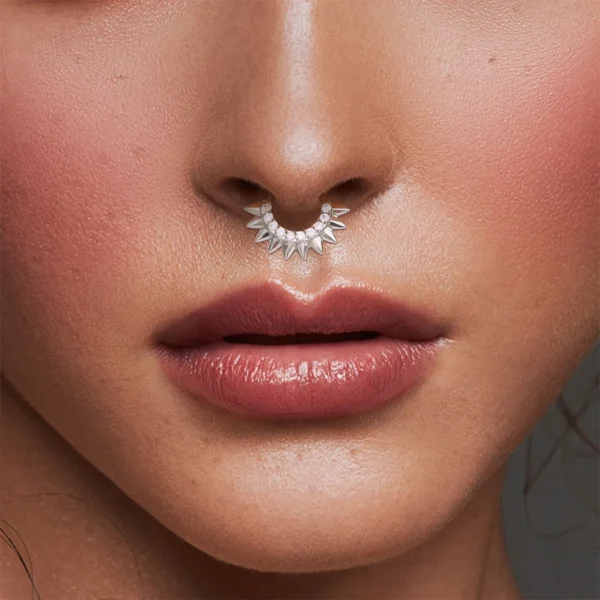 Femme portant un Piercing Anneau Clicker Clouté en Titane serti de Zircons au Septum Femme portant un Piercing Anneau Clicker Clouté en Titane serti de Zircons au Septum.