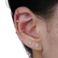 Femme portant un Piercing Labret Titane Zircon Serti & Spike Suspendu à l'Hélix.