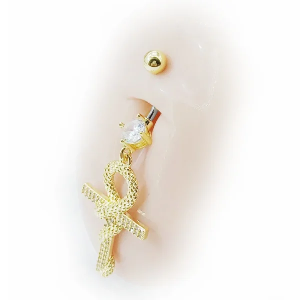 Nombril Femme avec un Piercing Serpent Enroulé Autour d’une Croix Ankh en Titane Anodisé Doré Nombril Femme avec un Piercing Serpent Enroulé Autour d’une Croix Ankh en Titane Anodisé Doré.