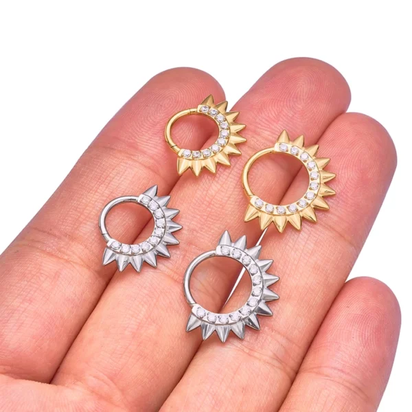 Piercing Anneau Clicker Clouté en Titane serti de Zircons (variantes titane brut ou anodisé doré, 8 mm et 10 mm) Piercing Anneau Clicker Clouté en Titane serti de Zircons (variantes titane brut ou anodisé doré, 8 mm et 10 mm).
