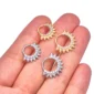 Piercing Anneau Clicker Clouté en Titane serti de Zircons (variantes titane brut ou anodisé doré, 8 mm et 10 mm).