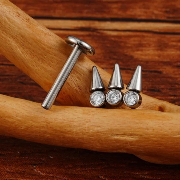 Piercing Labret Titane Clouté à Zircons Sertis - Filetage Interne Piercing Labret Titane Clouté à Zircons Sertis - Filetage Interne.