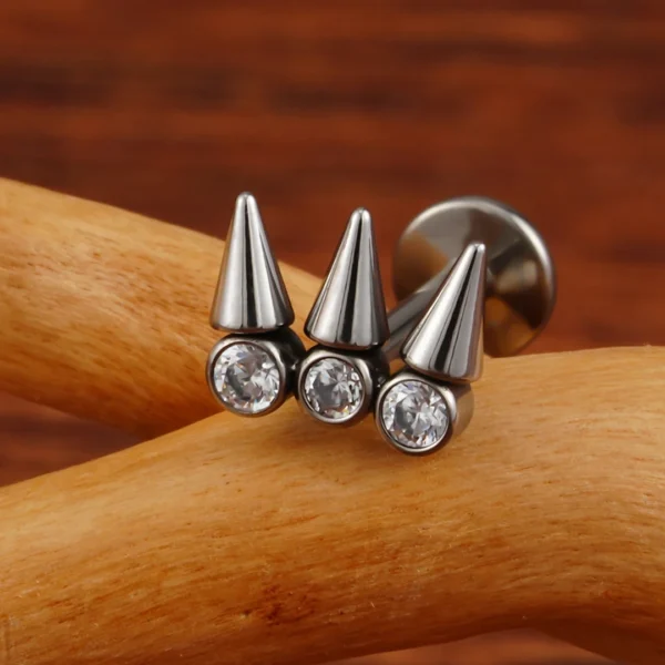 Piercing Labret Titane Clouté à Zircons Sertis - Style Punk Piercing Labret Titane Clouté à Zircons Sertis - Style Punk.