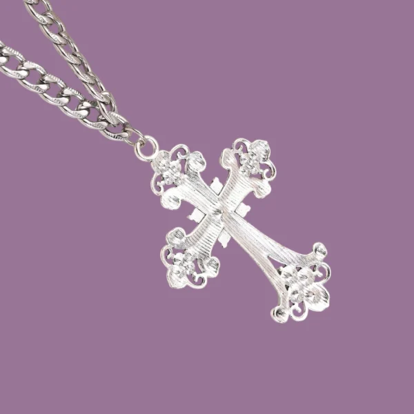 Verso Collier à Pendentif Croix Gothique Stylisée Constellée de Zircons Verso Collier à Pendentif Croix Gothique Stylisée Constellée de Zircons.
