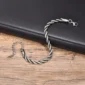 Bracelet Homme Cordage d’Acier avec Fines Perles Noires et Fermoir Mousqueton