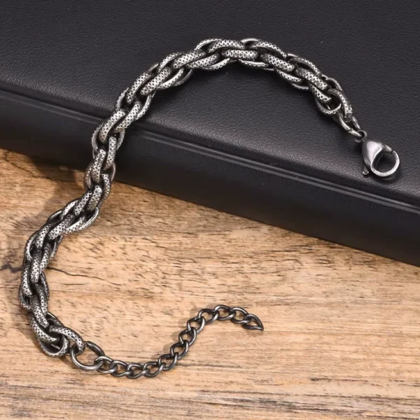 Bracelet en Acier Inoxydable Vieilli à Maillage Torsadé avec Fermoir Mousqueton Bracelet en Acier Inoxydable Vieilli à Maillage Torsadé avec Fermoir Mousqueton.