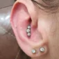 Femme avec un Piercing Labret Titane Harmonie de Zircons & Billes au Conch Interne