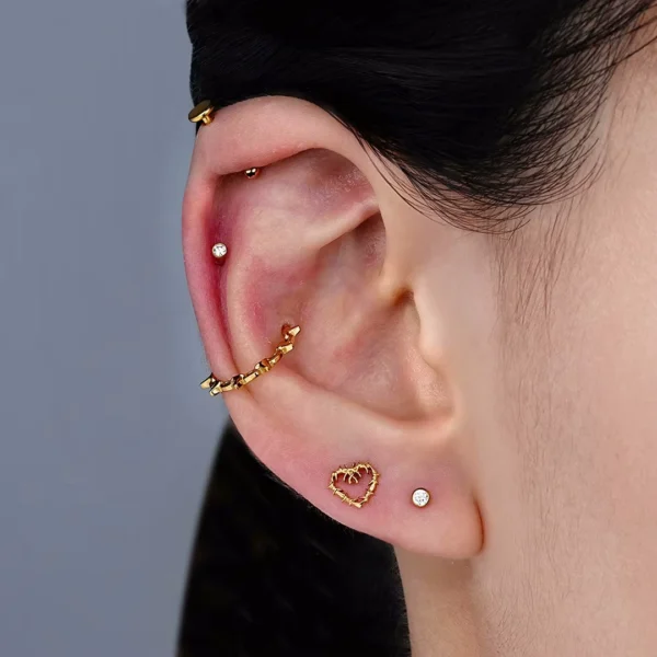 Femme portant un Piercing Anneau Clicker Chaîne Maillons à Pointes Fines à l'Orbital Femme portant un Piercing Anneau Clicker Chaîne Maillons à Pointes Fines à l'Orbital.