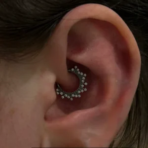 Femme portant un Piercing Anneau Clicker Titane à Frise Lumineuse au Daith.