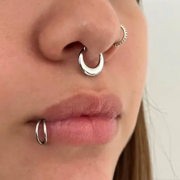 Femme portant un Piercing Clicker Croissant Bold en Acier 316L au Septum Femme portant un Piercing Clicker Croissant Bold en Acier 316L au Septum.