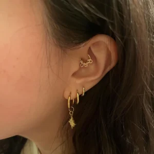 Femme portant un Piercing Clicker Serpent Enroulé en Acier 316L au Daith.