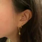 Femme portant un Piercing Clicker Serpent Enroulé en Acier 316L au Daith.