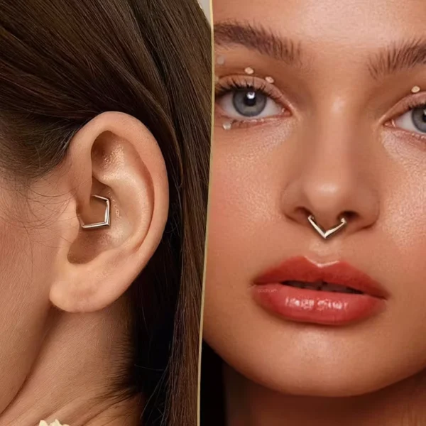 Femmes portant un Piercing Clicker Chevron en Acier 316L au Daith (cartilage) et au Septum Femmes portant un Piercing Clicker Chevron en Acier 316L au Daith (cartilage) et au Septum.