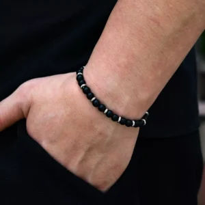 Homme avec Bracelet en Perles Naturelles Onyx Mat 6 mm.