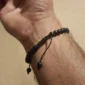 Homme avec un Bracelet Onyx Mat & Œil de Tigre 6mm à Cordon Réglable.