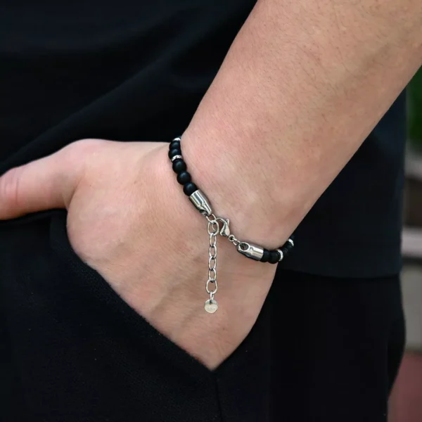 Homme portant un Bracelet Fil Câblé en Perles Naturelles Onyx Mat 6 mm avec Spacers Homme portant un Bracelet Fil Câblé en Perles Naturelles Onyx Mat 6 mm avec Spacers.