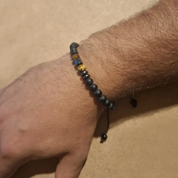 Homme portant un Bracelet Onyx Mat & Œil de Tigre 6mm Homme portant un Bracelet Onyx Mat & Œil de Tigre 6mm.