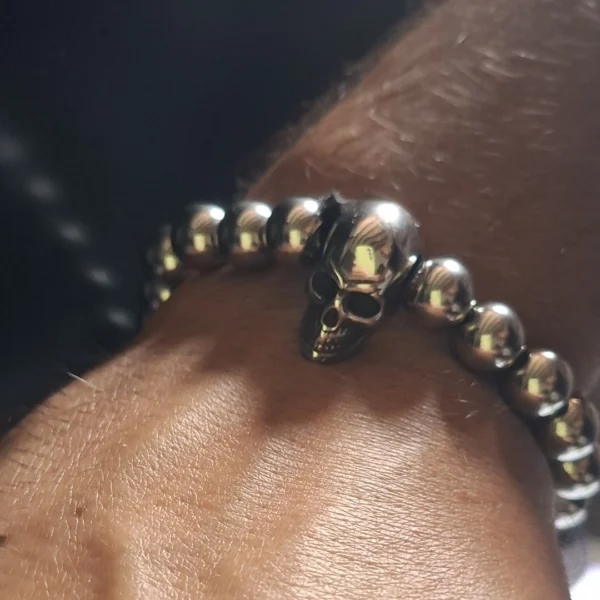 Homme portant un Bracelet Tête de Mort en Acier 316L à Perles Lourdes Homme portant un Bracelet Tête de Mort en Acier 316L à Perles Lourdes.