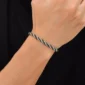 Homme portant un Bracelet à Cordage d’Acier Finement Perlé