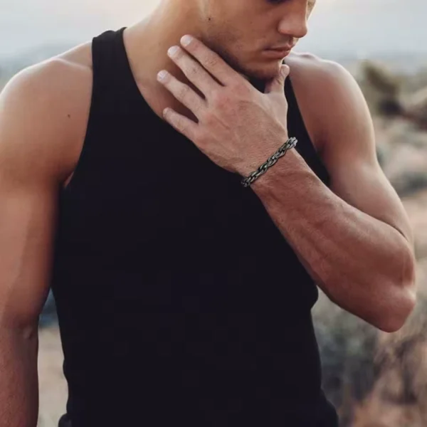 Homme portant un Bracelet en Acier Inoxydable Patiné à Maillage Torsadé Homme portant un Bracelet en Acier Inoxydable Patiné à Maillage Torsadé.