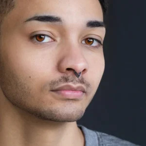 Homme portant un Piercing Clicker Ajouré à Chevrons Croisés au Septum.